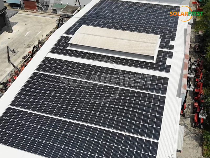 新加坡1.5兆瓦峰值功率太阳能金属屋顶发电站