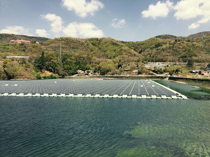 漂浮式太阳能发电场：利用水体进行可再生能源发电